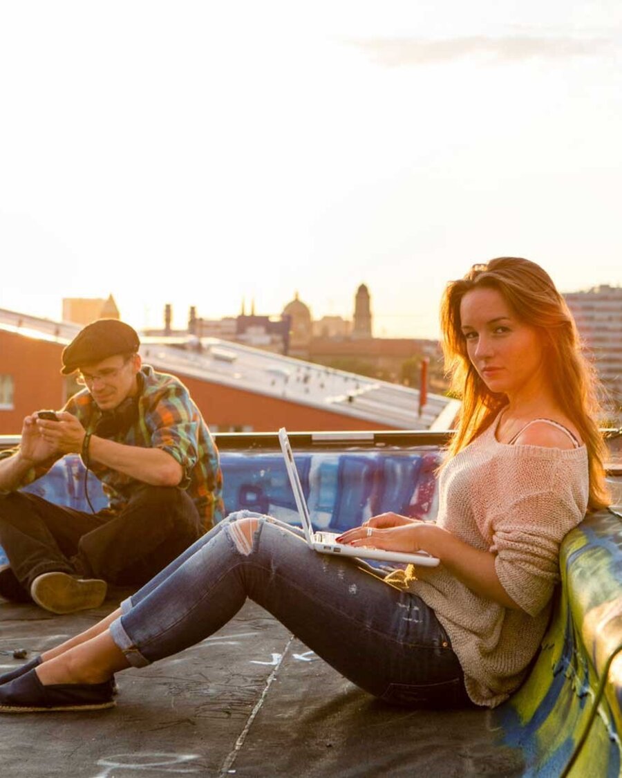 Zwei Studenten lernend über den Dächern Berlins.