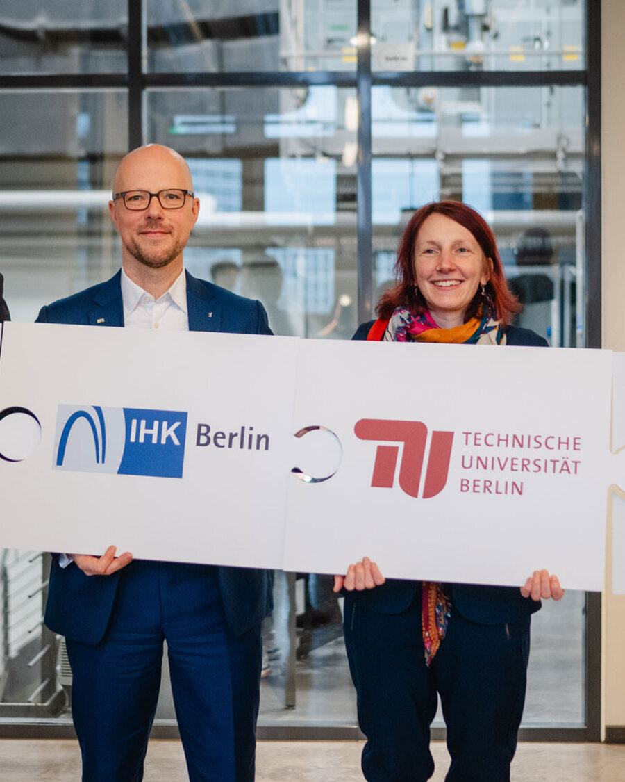 Staatssekretär für Wissenschaft Dr. Henry Marx, IHK-Präsident Sebastian Stietzel, TU-Präsidentin Prof. Dr. Geraldine Rauch und Staatssekretär für Wirtschaft Michael Biel (v.l.n.r.)