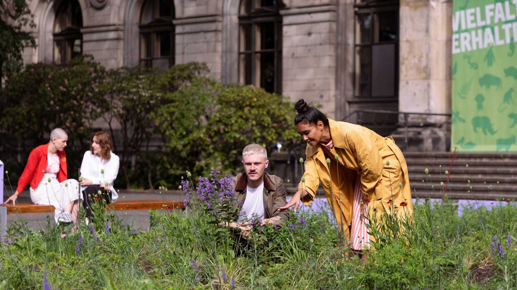 Besucher:innen im "Pollinator Pathmaker" vor Naturkundemuseum Berlin