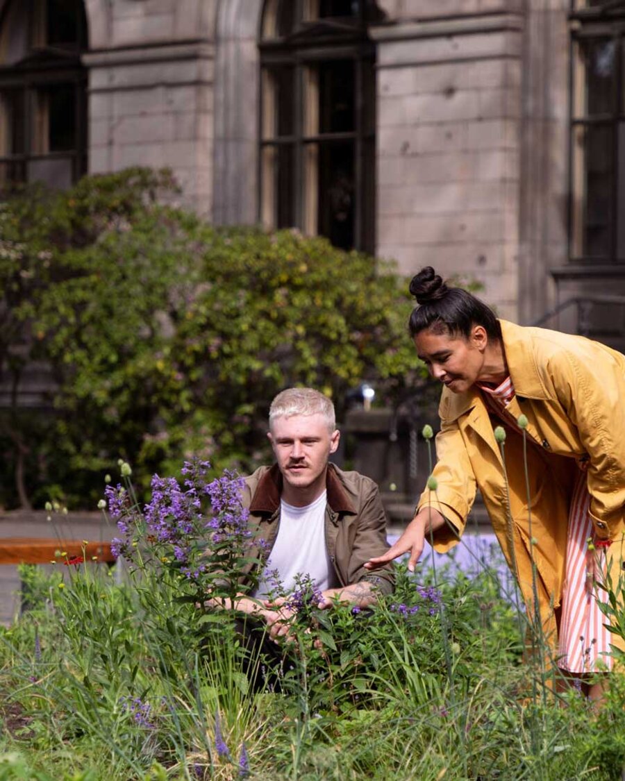 Besucher:innen im "Pollinator Pathmaker" vor Naturkundemuseum Berlin