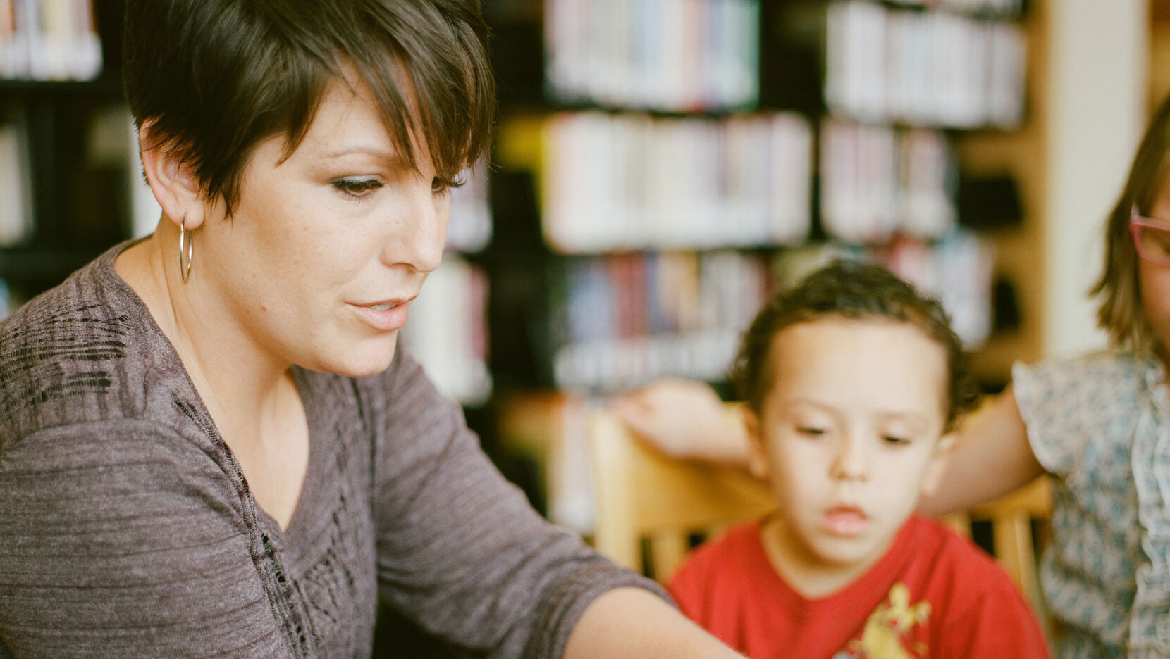 Mutter und Kind in Bibliothek, Brain City Berlin