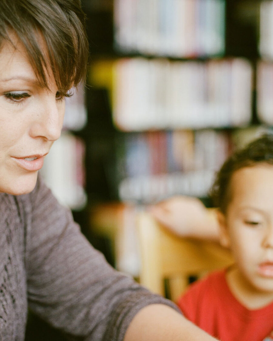 Mutter und Kind in Bibliothek, Brain City Berlin