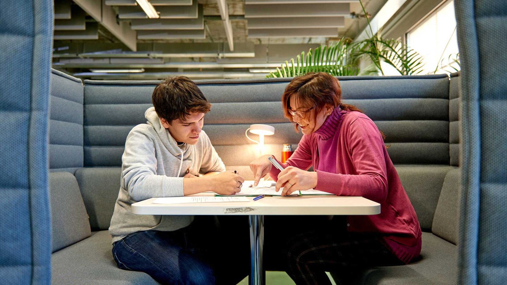 Studierende lernen in der Uni-Bibliothek, Brain City Berlin