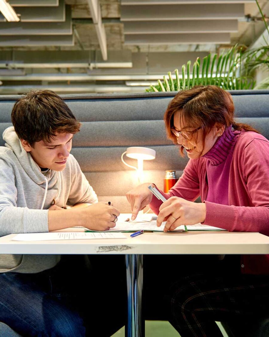 Studierende lernen in der Uni-Bibliothek, Brain City Berlin