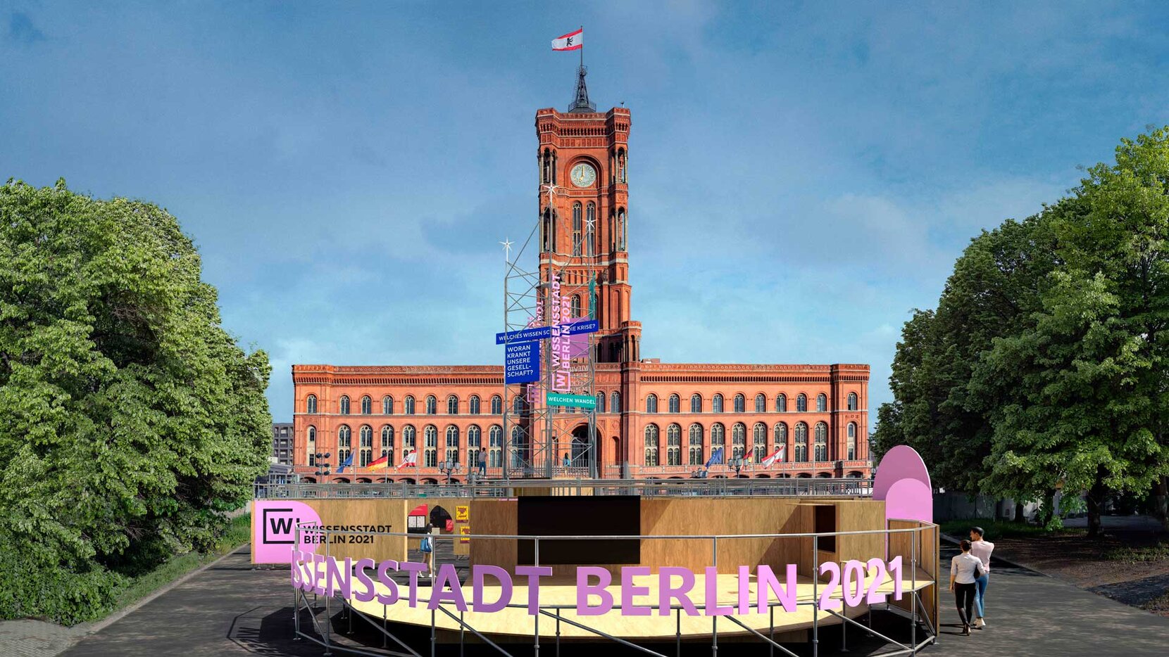 Rotes Rathaus mit Open-Air-Ausstellung "Wissensstadt Berlin 2021" im Vordergrund