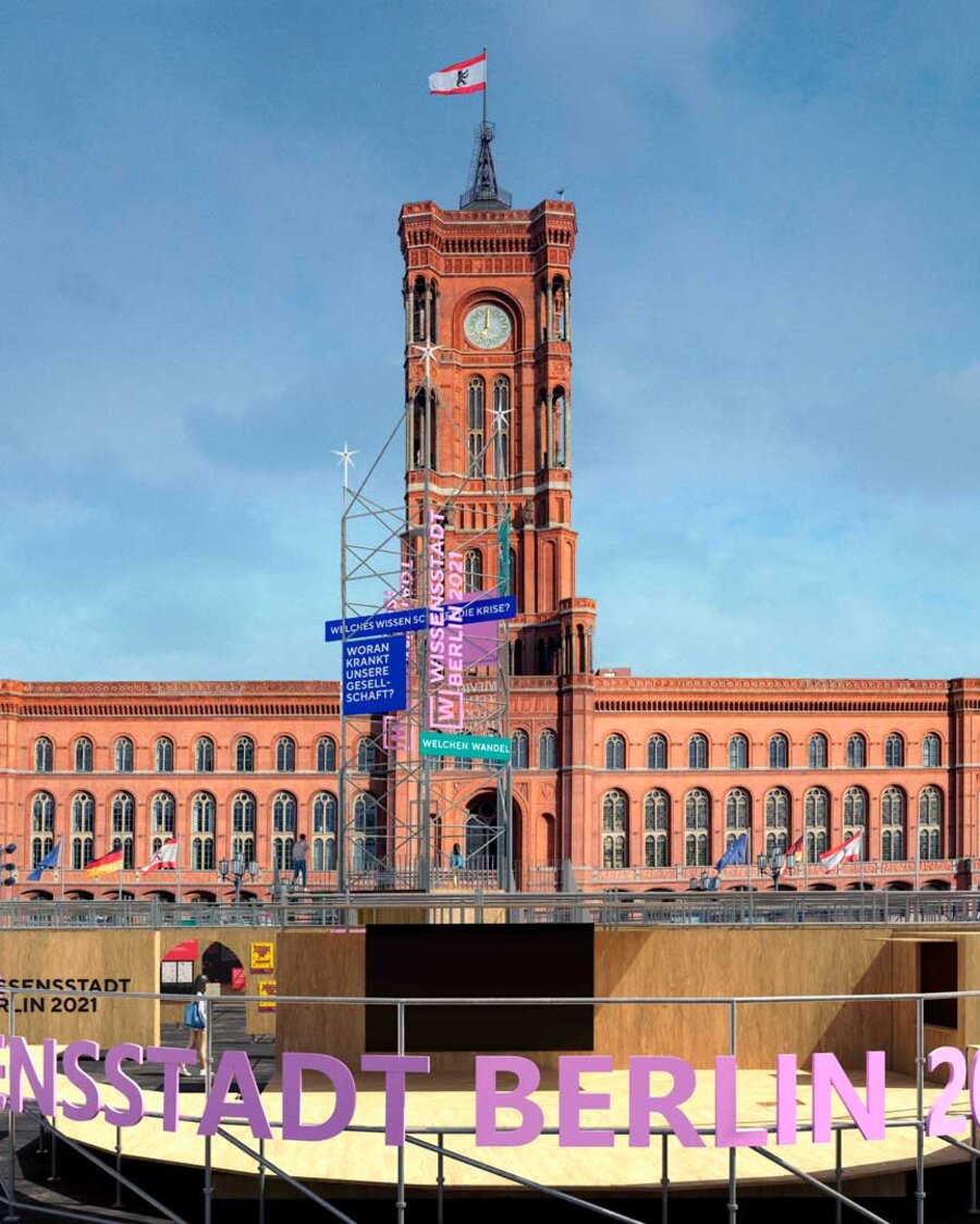 Rotes Rathaus mit Open-Air-Ausstellung "Wissensstadt Berlin 2021" im Vordergrund