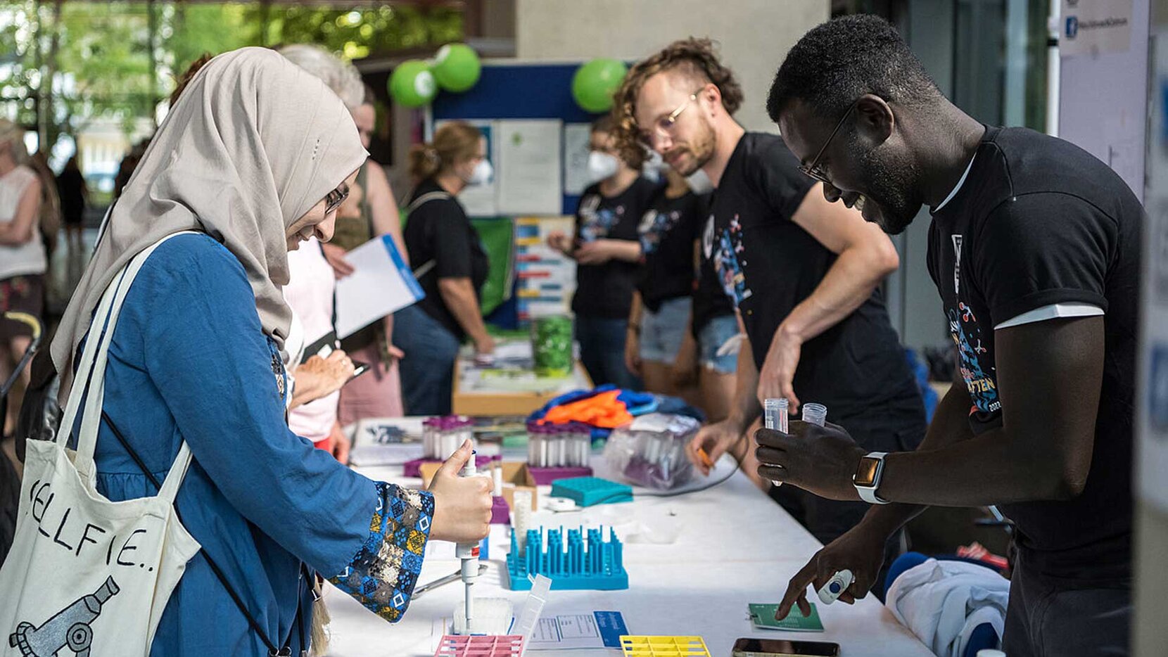 Besucher:innen auf der LNDW Berlin: im Labor des Max Delbrück Center