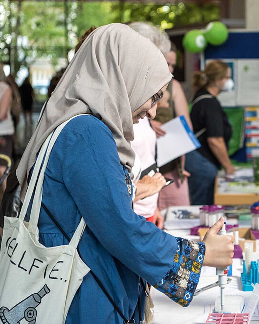 Besucher:innen auf der LNDW Berlin: im Labor des Max Delbrück Center