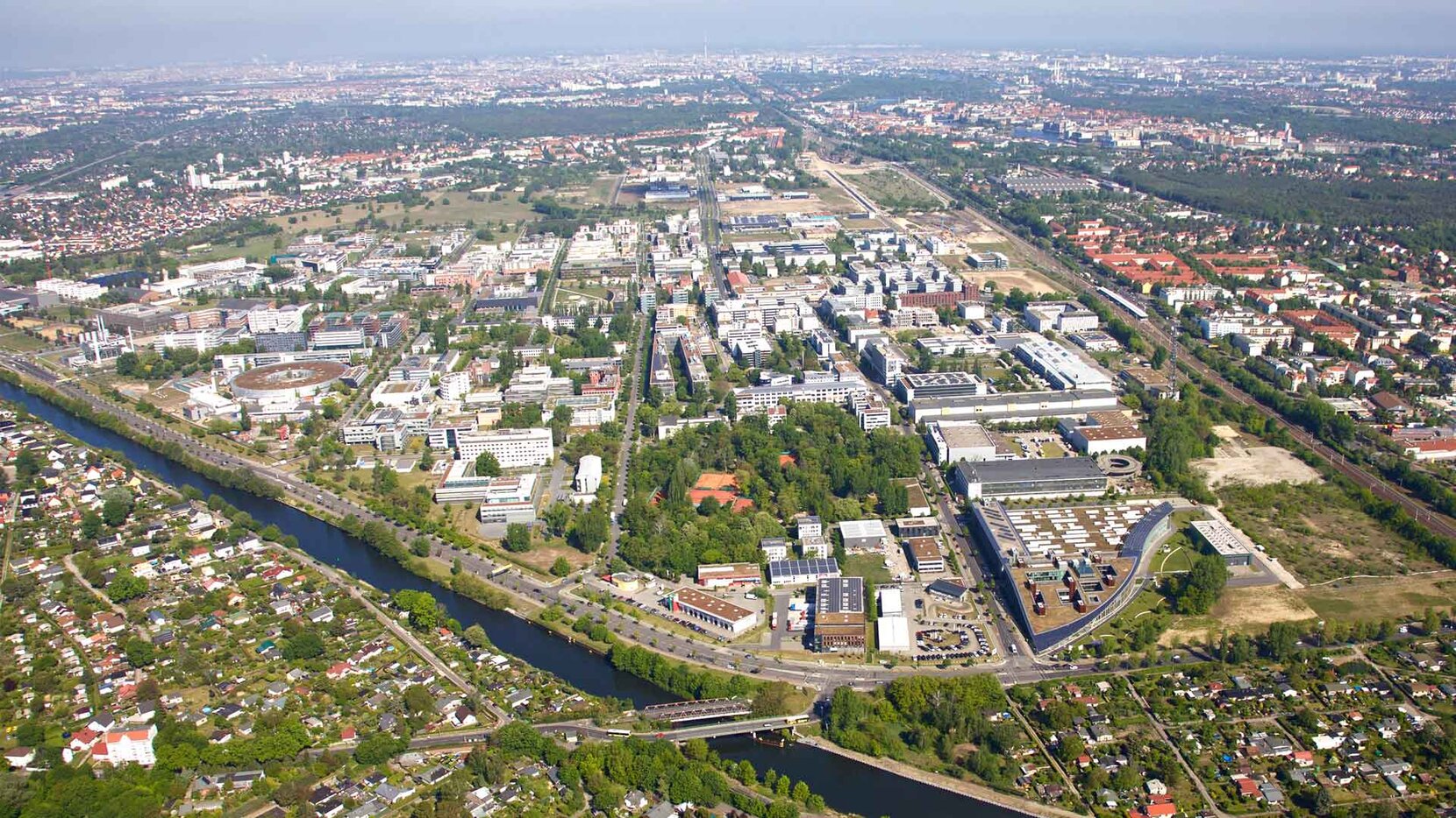 Der Wissenschafts- und Technologiepark Adlershof aus der Vogelperspektive, Brain City Berlin