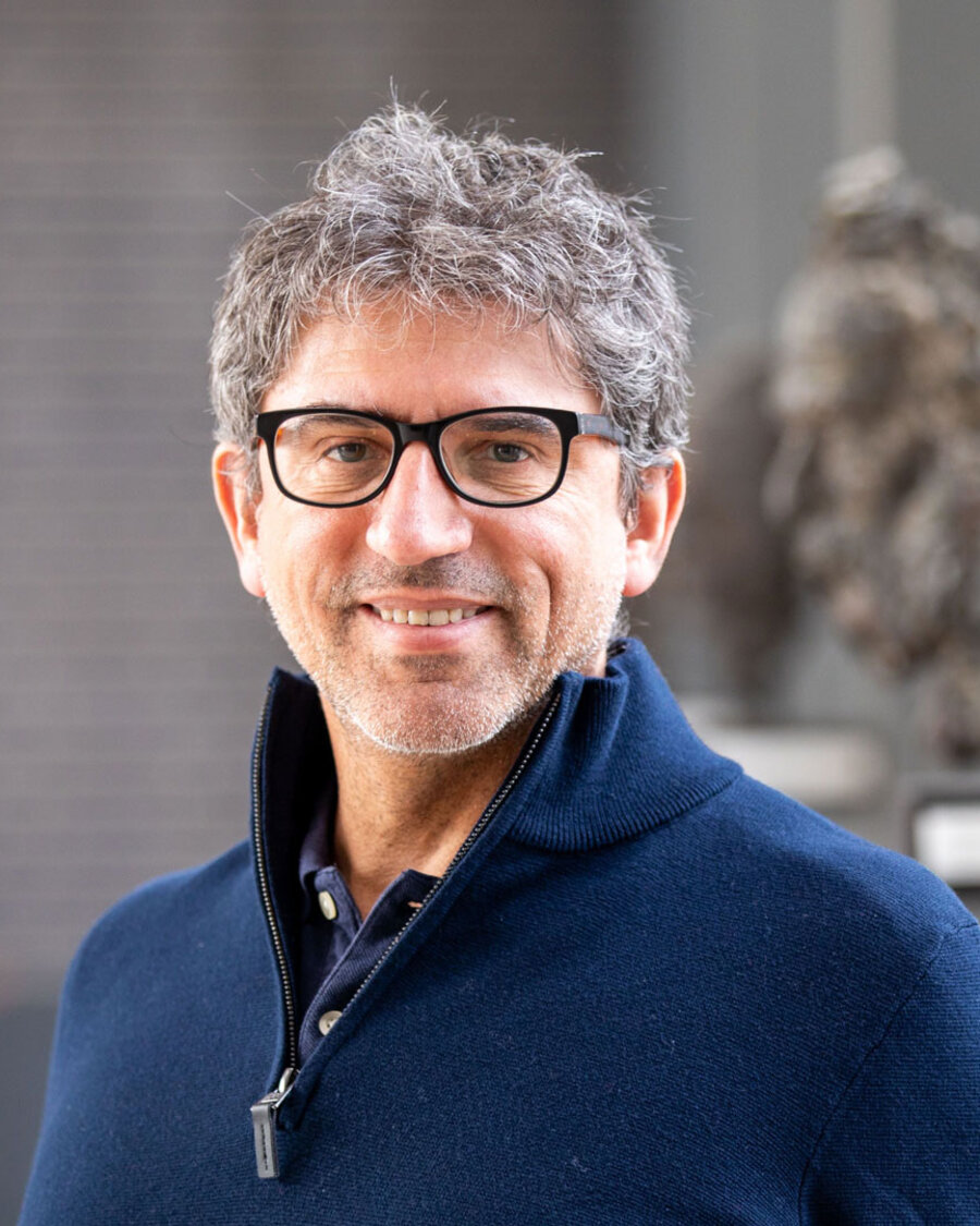 Porträt Prof Dr. Giuseppe Caire, Leiter des Fachgebiets Theoretische Grundlagen der Kommunikationstechnik an der TU Berlin