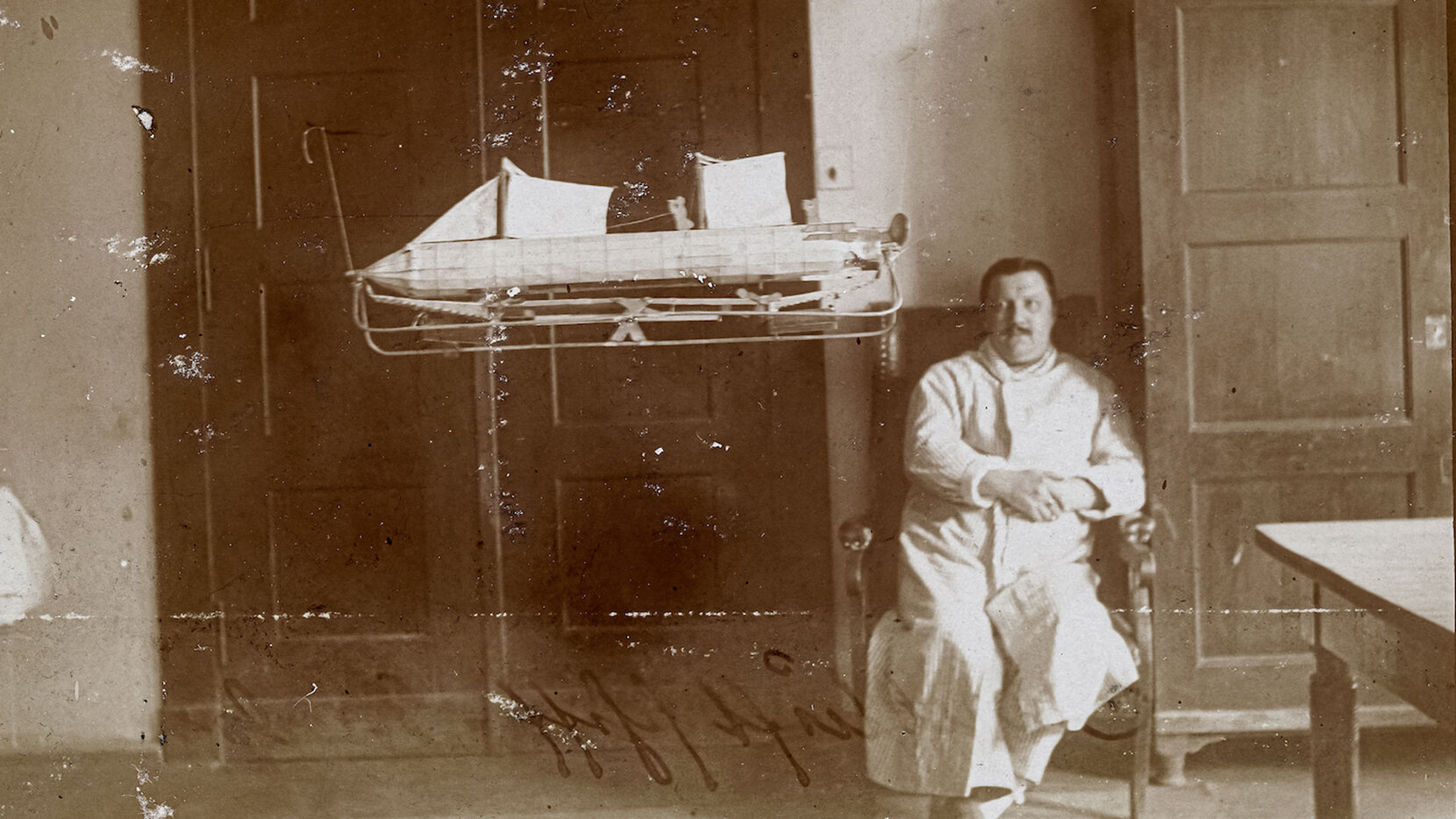 Patient A. R., aka „Ingenieur von Tarden“ mit dem Modell seines Segelluftschiffs.
