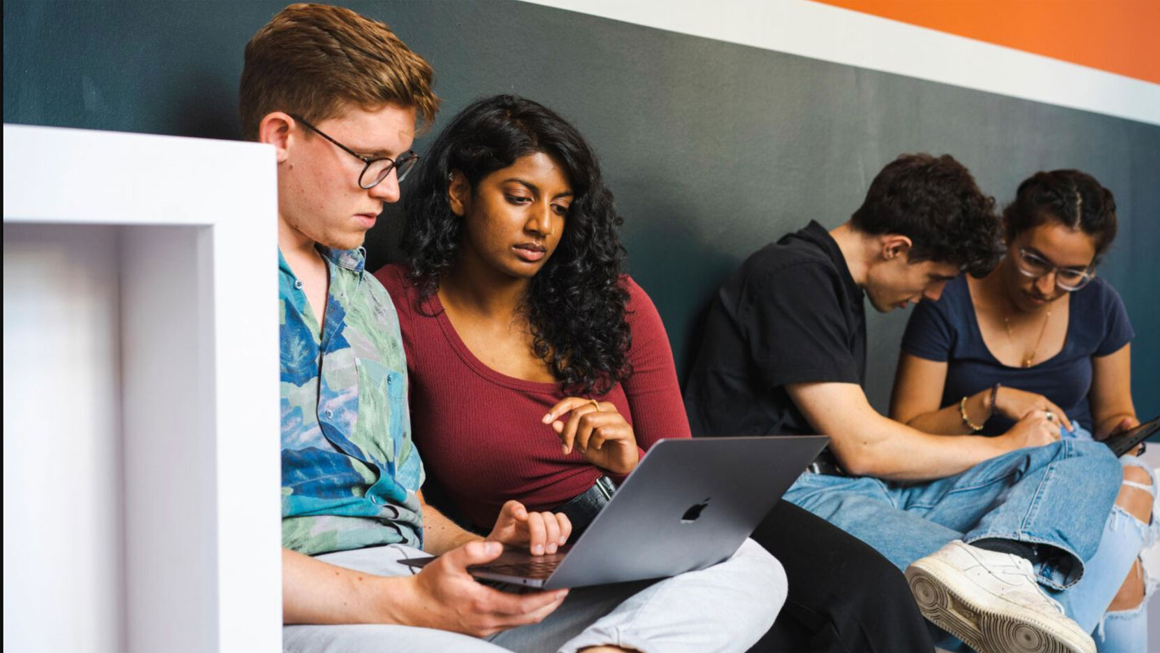 Studierende auf den Treppen des HTW-Campus Treskowallee