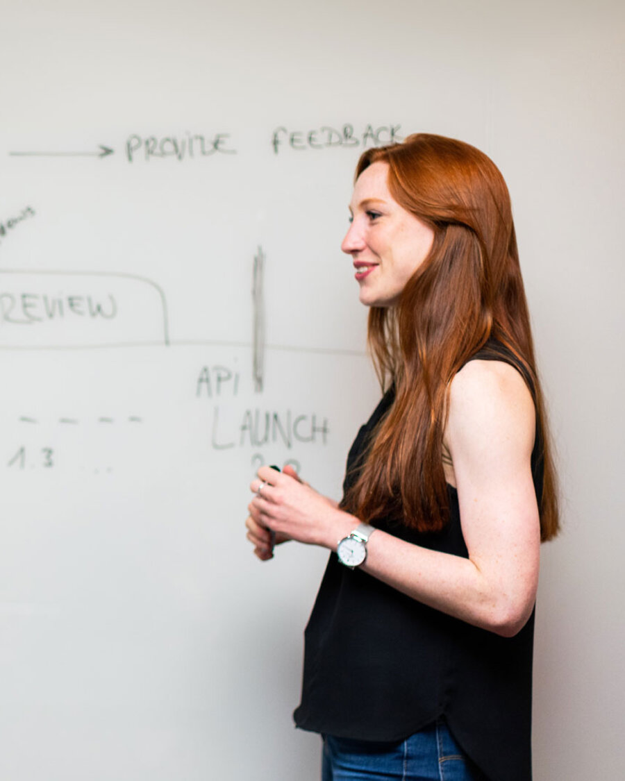 Professoring unterrichtet Studentin am Whiteboard