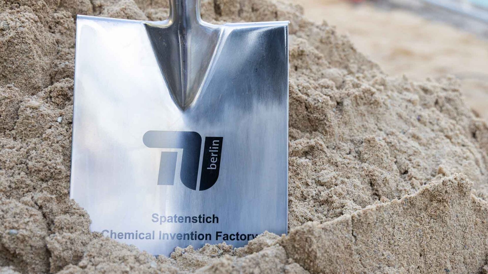 Spaten mit Logo der TU Berlin, CIF
