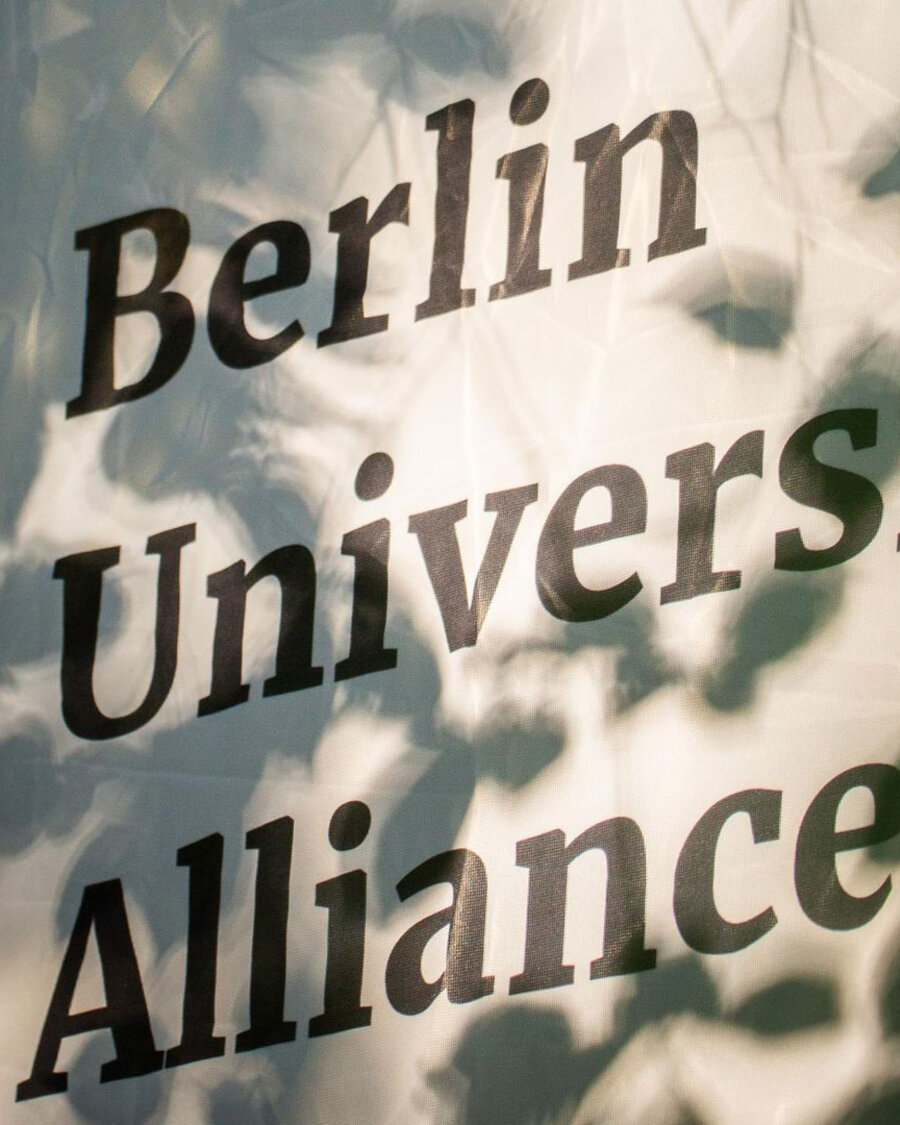 Das BUA-Logo auf einem Plakat, Brain City Berlin