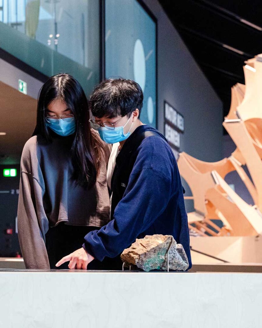 2 Kinder erkunden Bioökoniomie im Futurium Berlin, Brain City Berlin