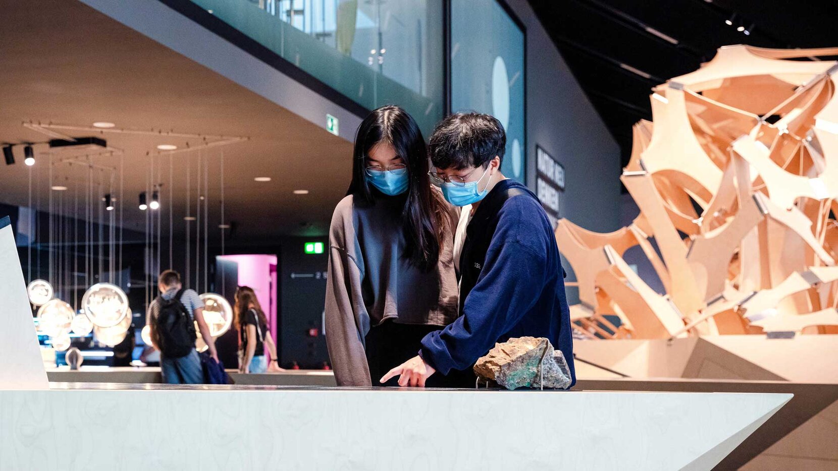 2 Kinder erkunden Bioökoniomie im Futurium Berlin, Brain City Berlin