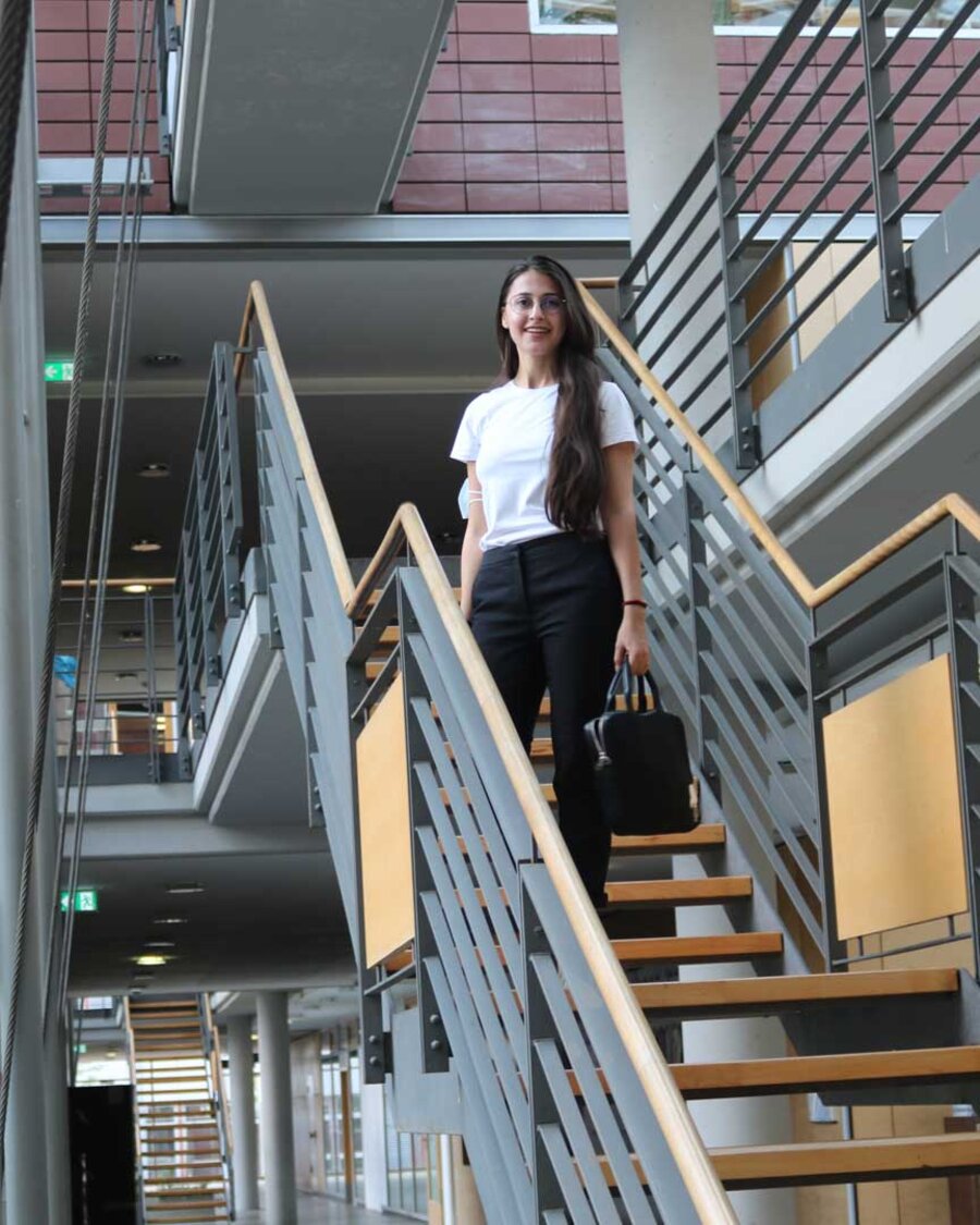 Brain City Boschafterin Anna Raysyan auf der Treppe des BAM