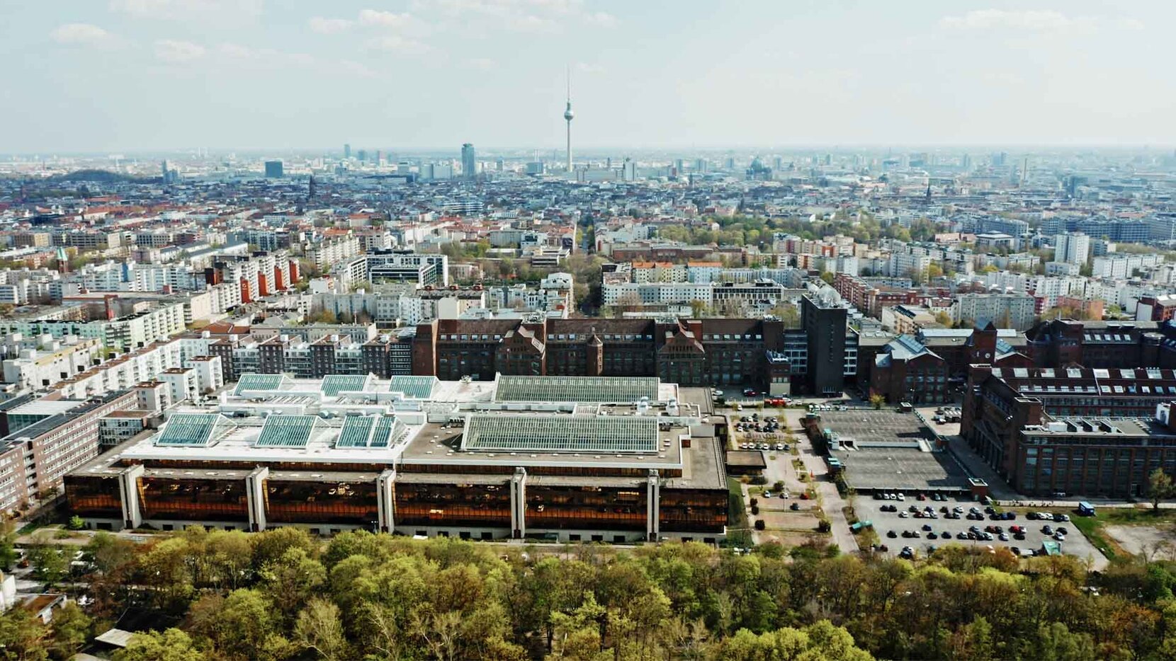 Luftansicht des Technologie-Parks Humboldthain. Links vorn - das Gelände der ehemaligen Nixdorf-Computerfabrik.