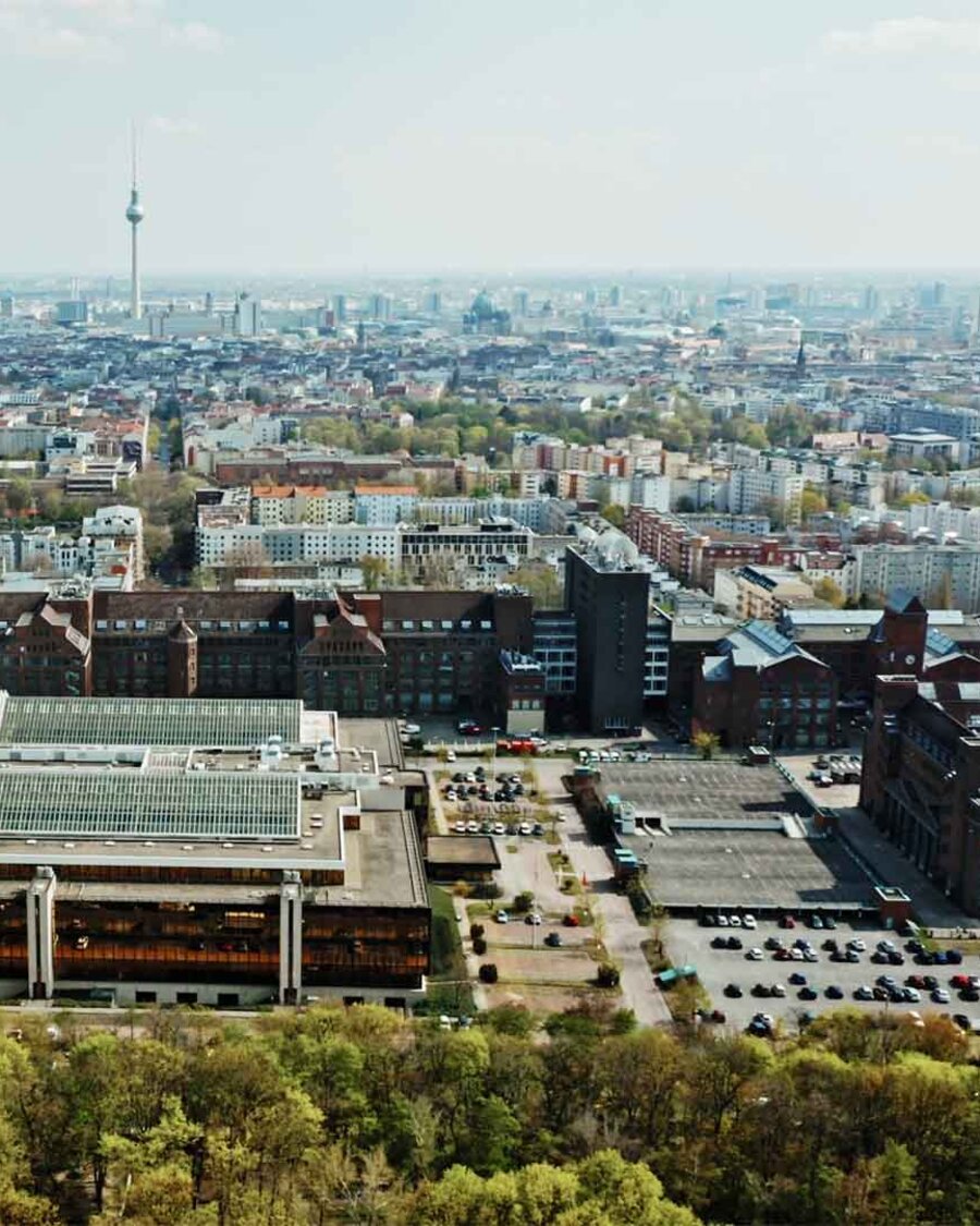 Luftansicht des Technologie-Parks Humboldthain. Links vorn - das Gelände der ehemaligen Nixdorf-Computerfabrik.