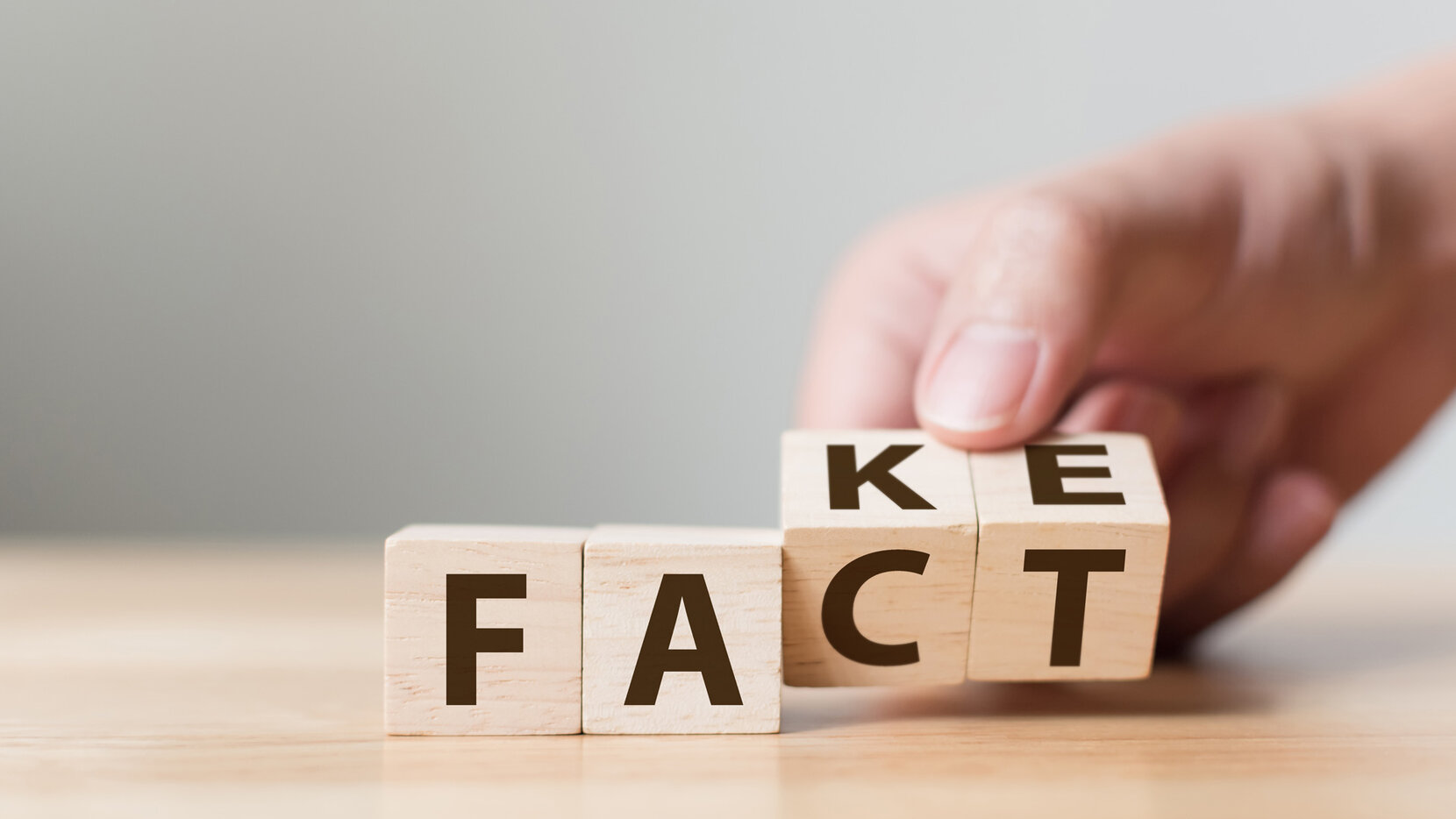 Würfel mit Wende-Aufschrift: Fact/Fake