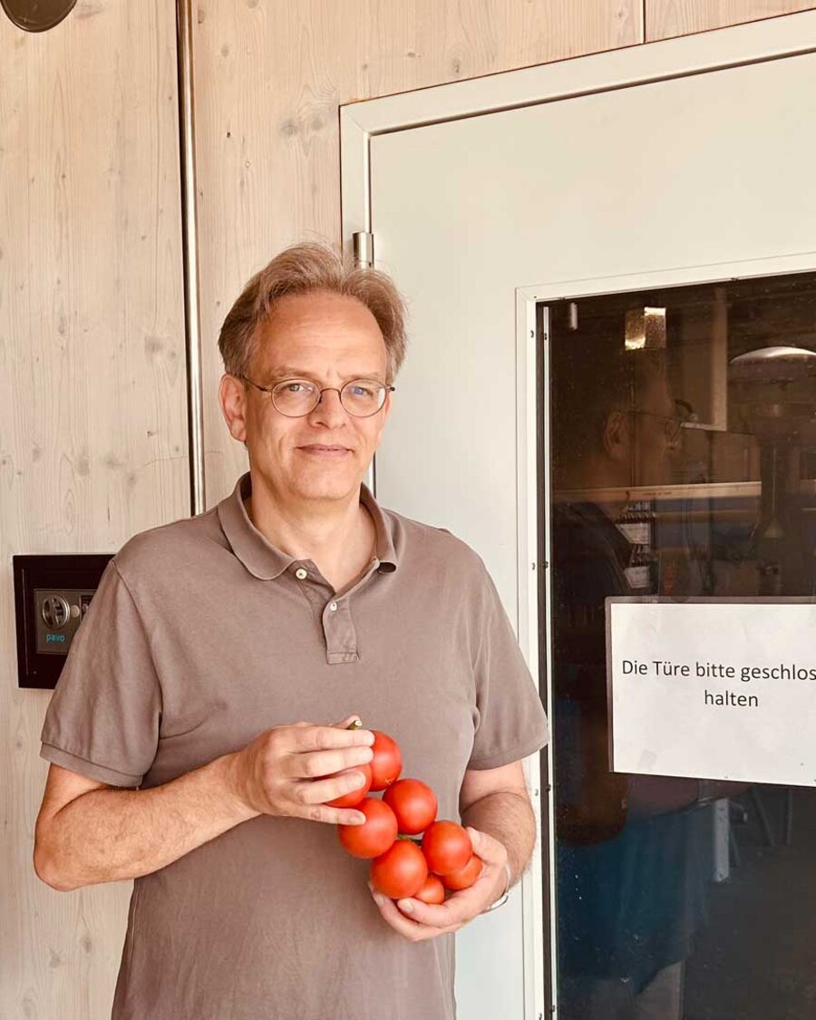 Prof. Dr. Dr. Christian Ulrichs vor der Tür des FishCubes des Projekts CUBES Circle, Brain City Berlin