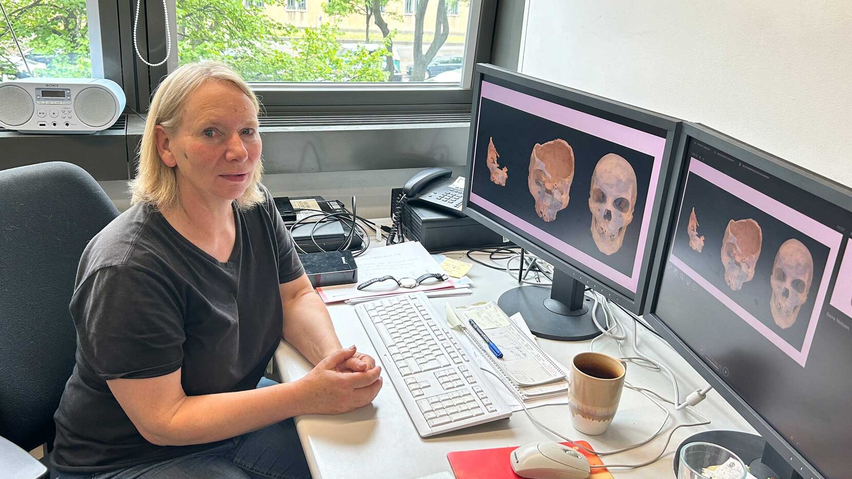 Hilja Hoevenberg an ihrem Schreibtisch im Kriminaltechnischen Institut.