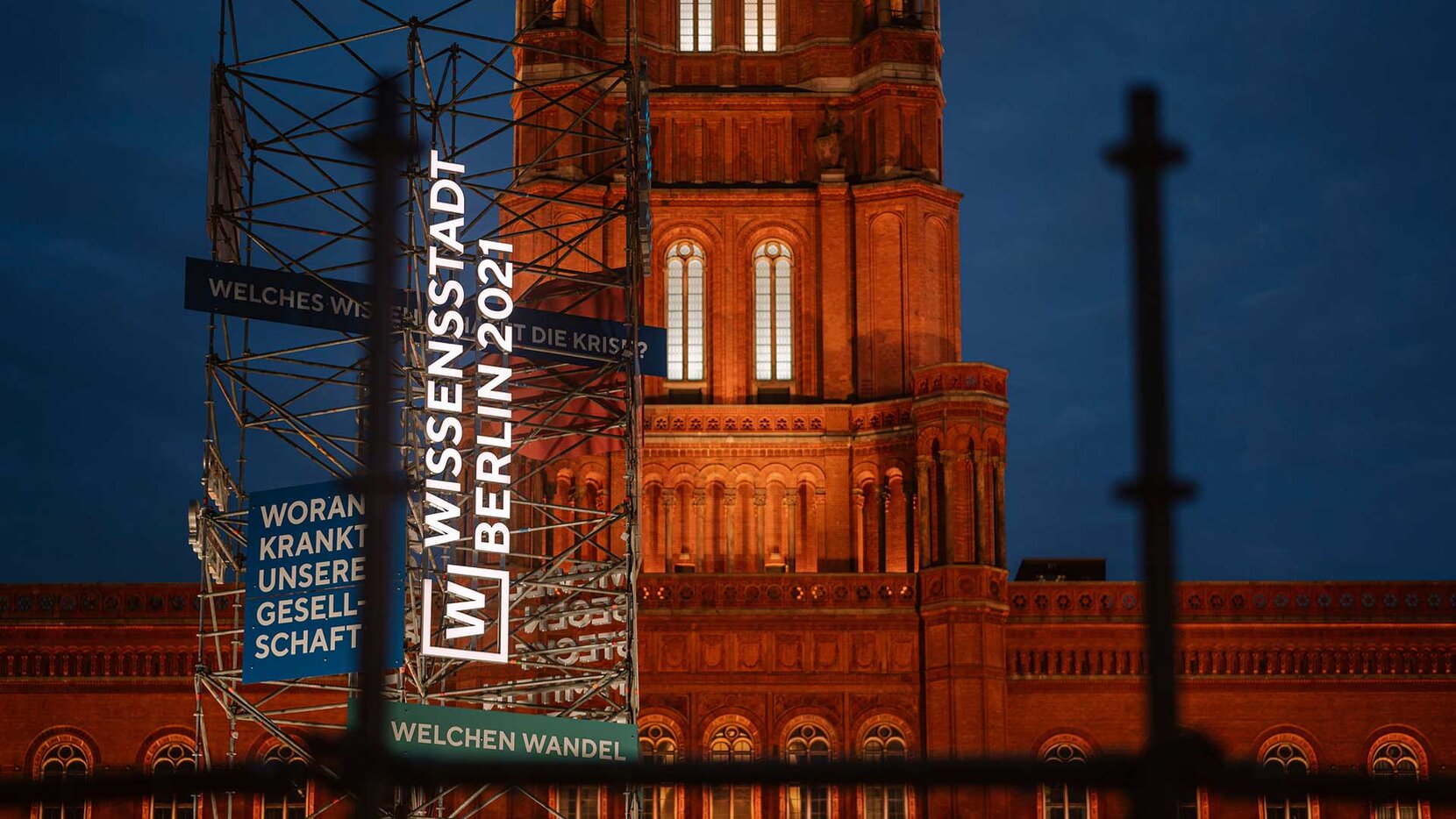 Leuchtschrift "Wissensstadt Berlin 2021" vor dem Roten Rathaus