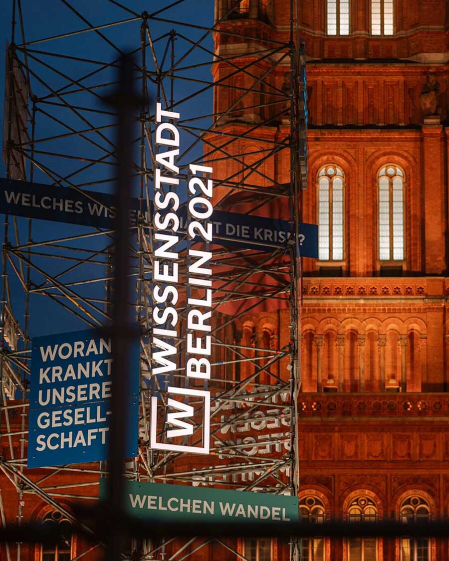 Leuchtschrift "Wissensstadt Berlin 2021" vor dem Roten Rathaus