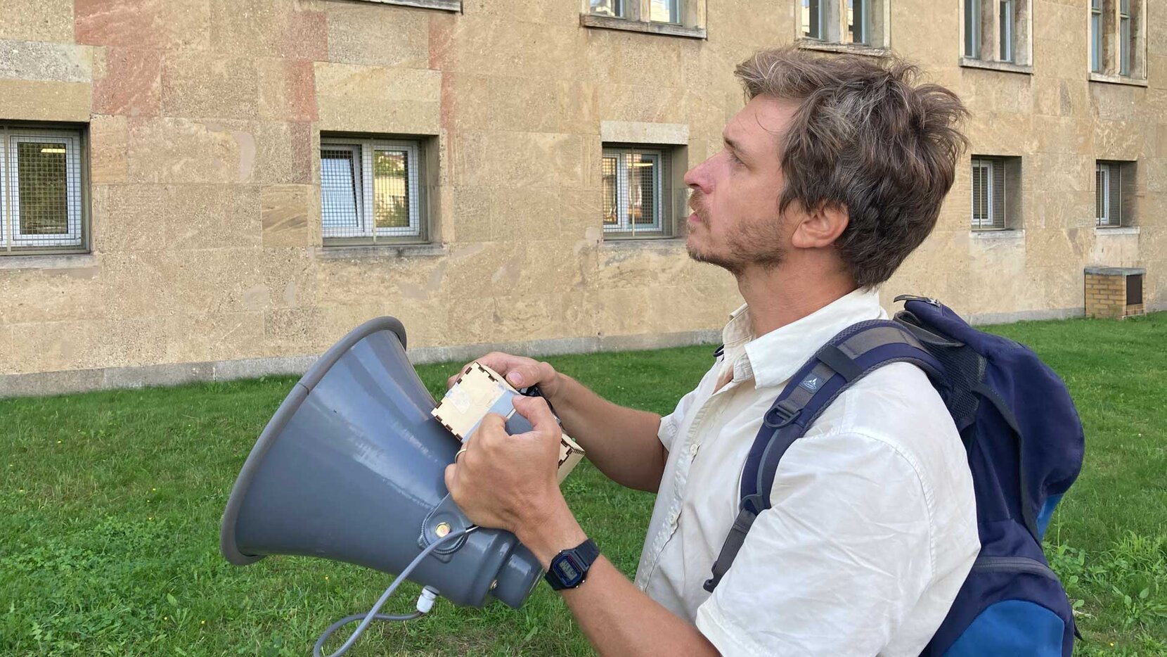 Klangkünstler Hannes Hoelzl mit dem von ihm entwickelten SomBat