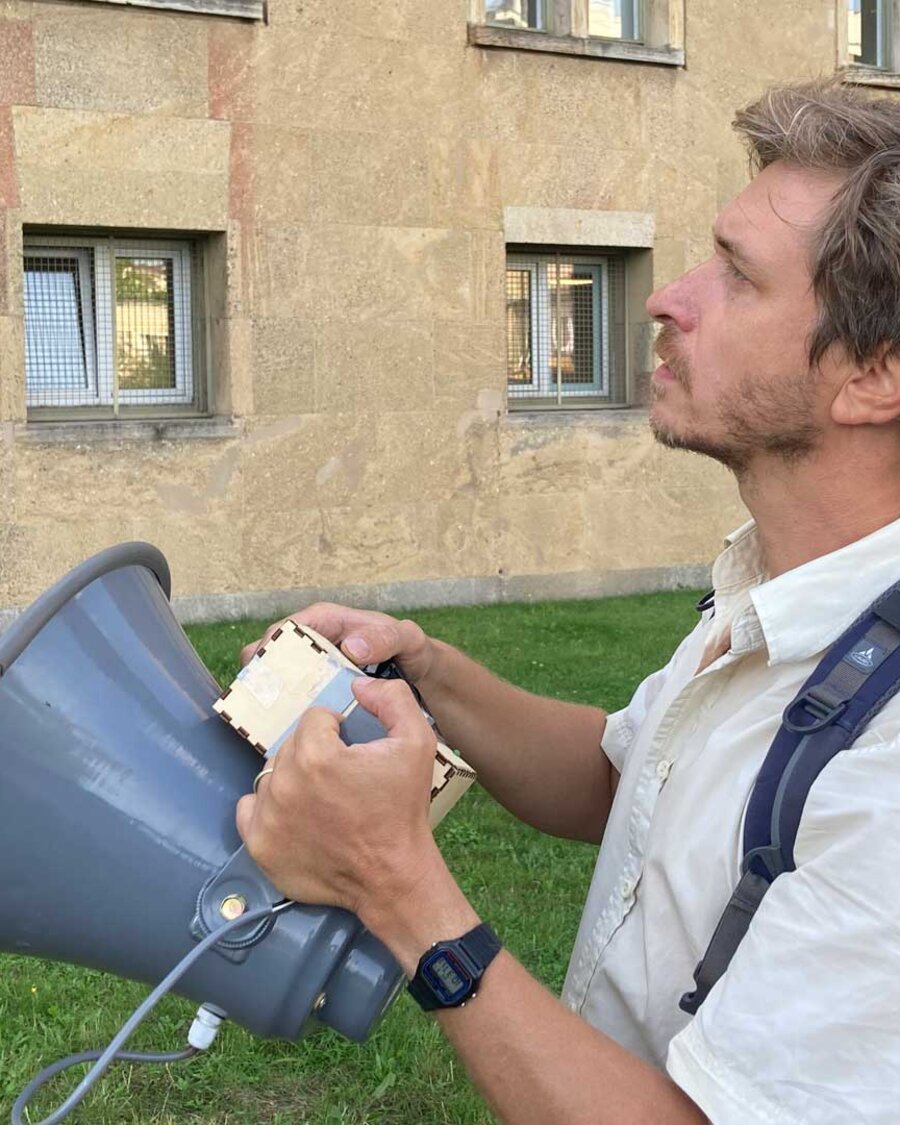 Klangkünstler Hannes Hoelzl mit dem von ihm entwickelten SomBat