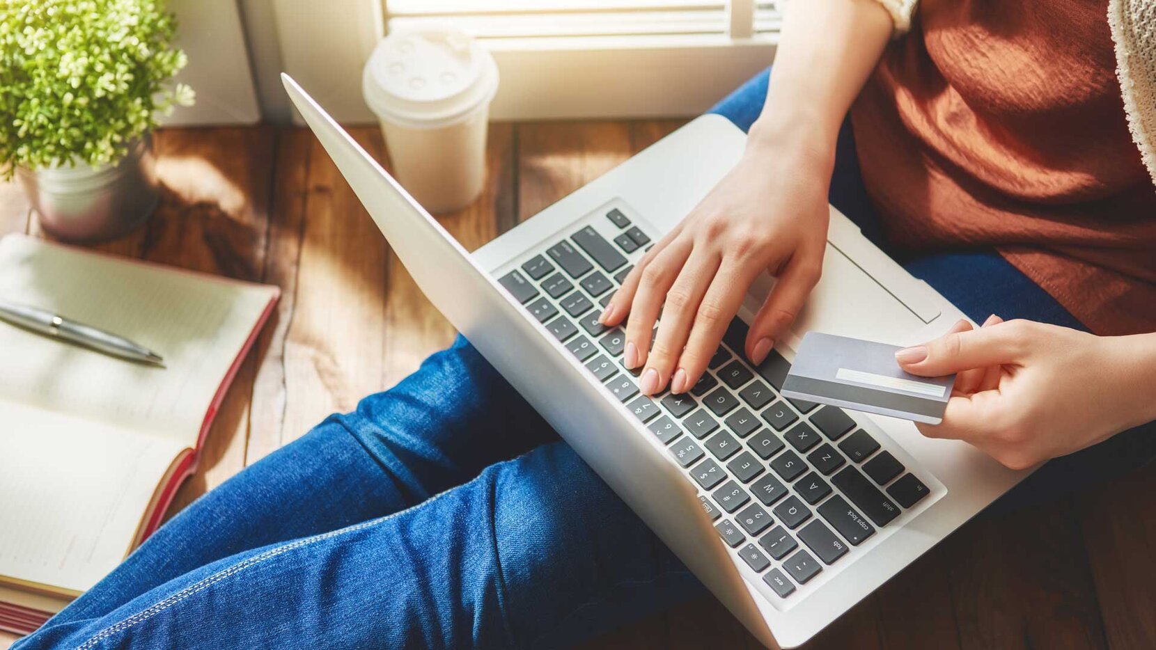 Frau mit Notebook beim Online-Shoppen.