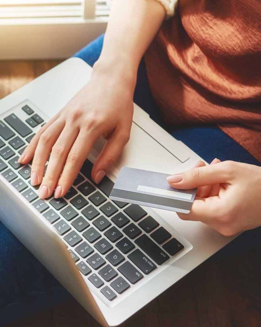 Frau mit Notebook beim Online-Shoppen.
