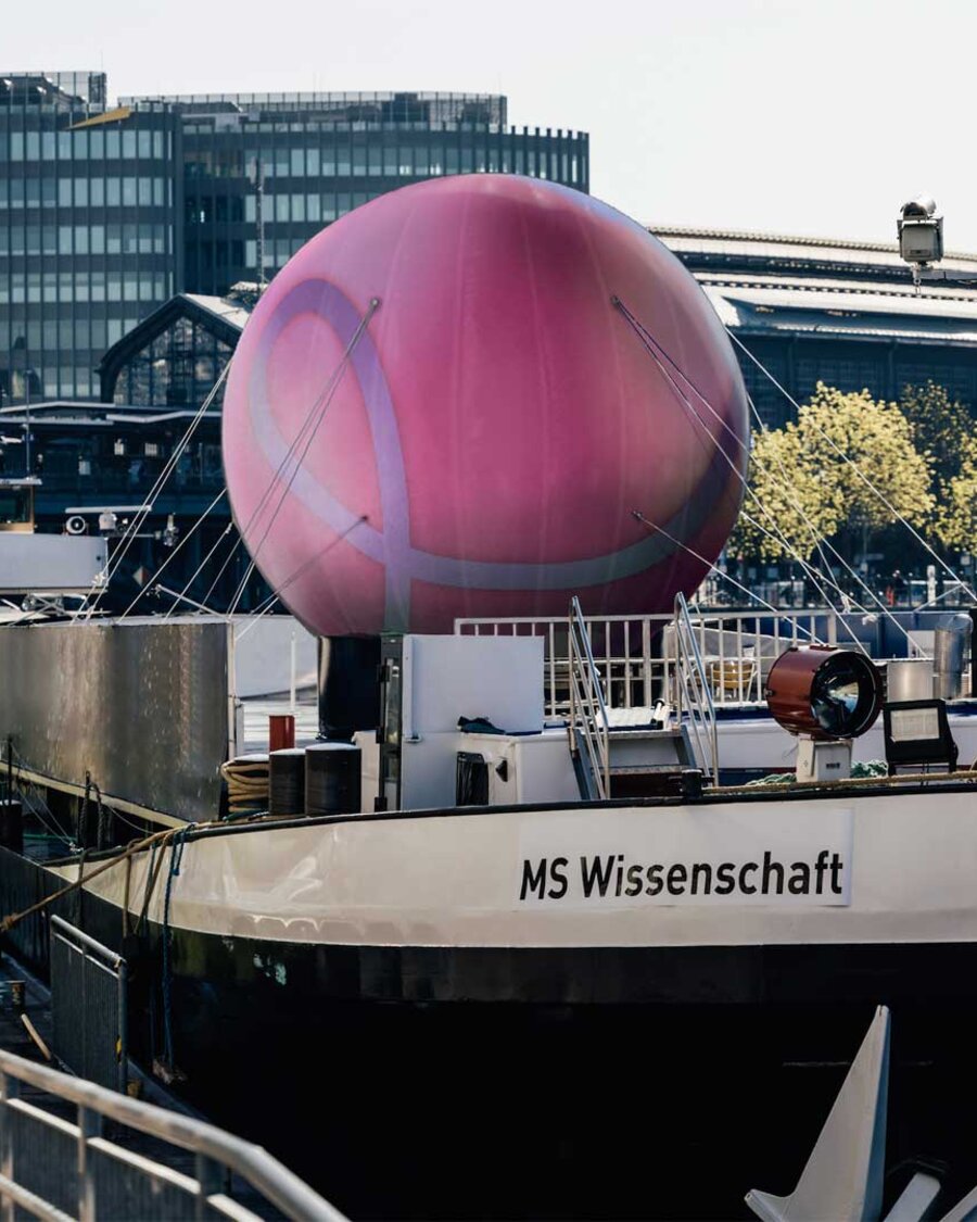 MS Wissenschaft ankert in Berlin-Mitte, Brain City Berlin