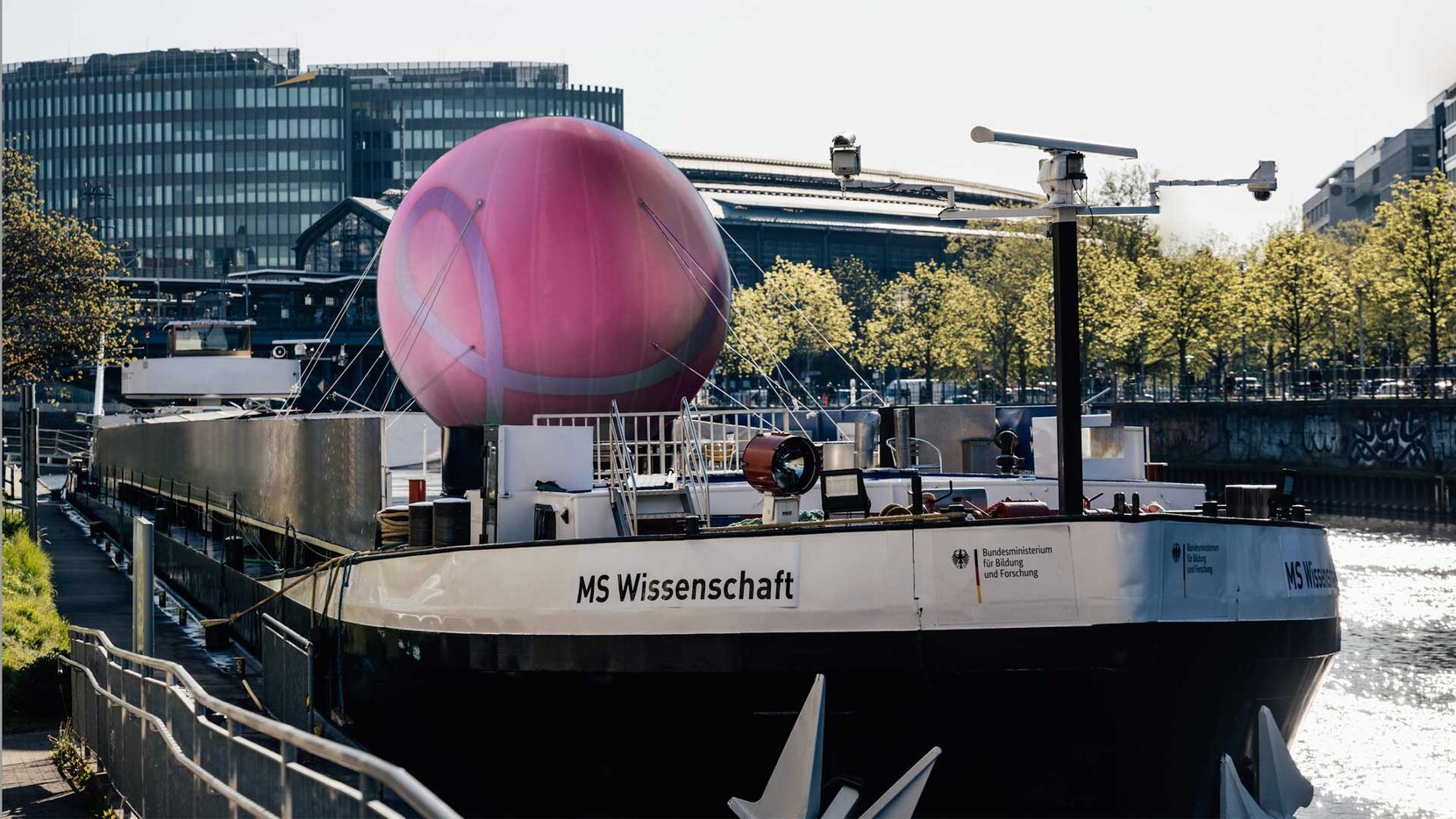 MS Wissenschaft ankert in Berlin-Mitte, Brain City Berlin