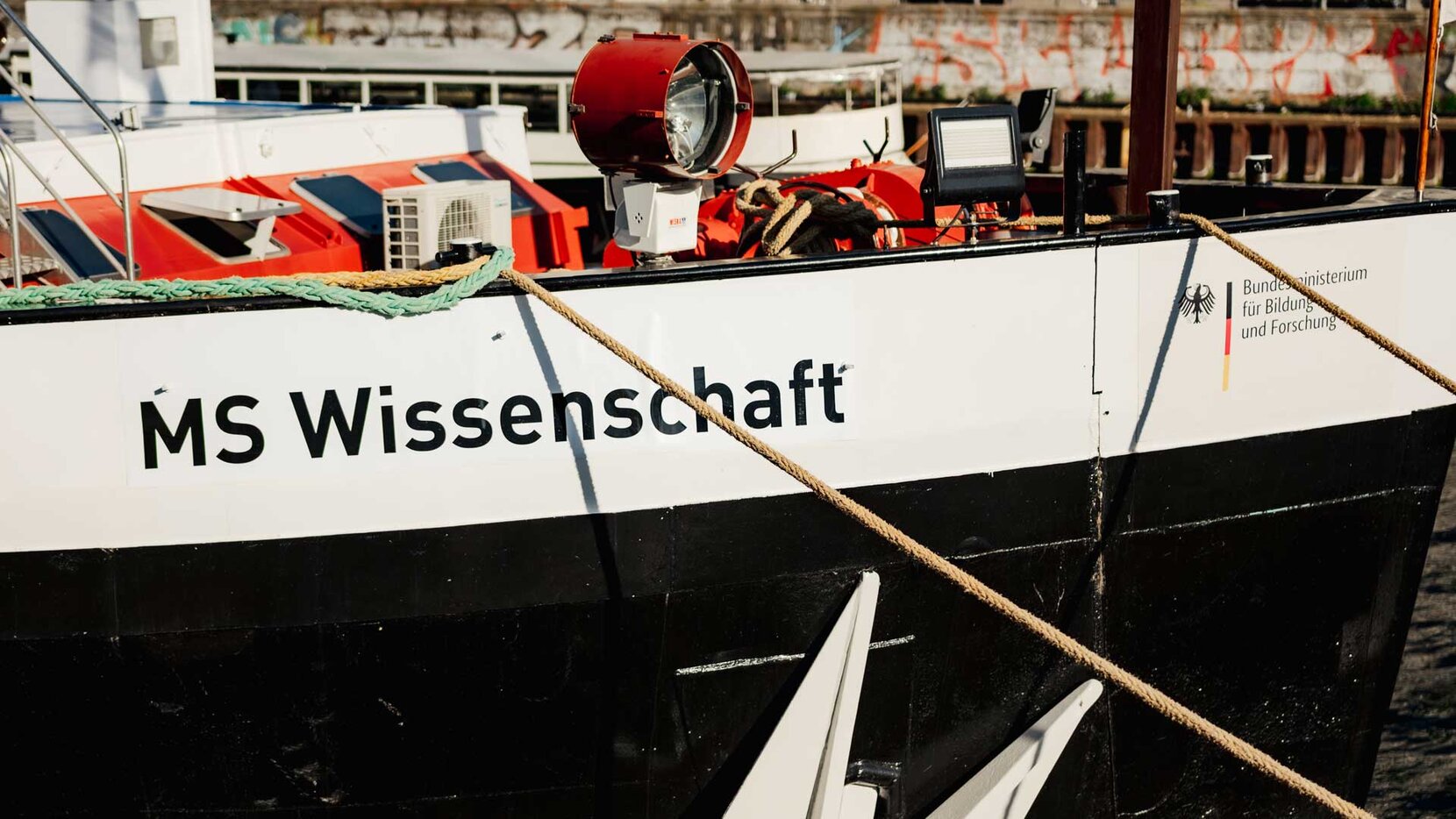 MS Wissenschaft in der Seitenansicht mit Schriftzug, Brain City Berlin