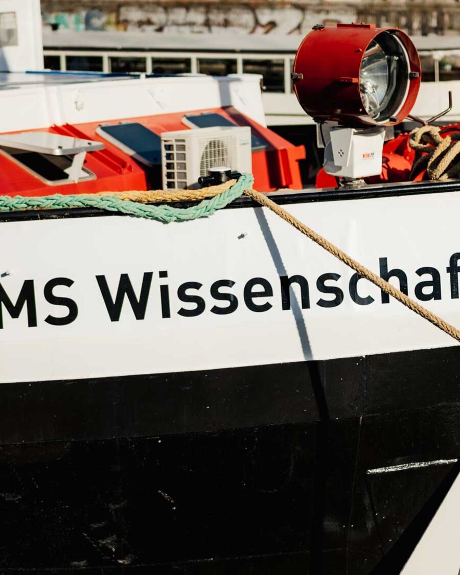 MS Wissenschaft in der Seitenansicht mit Schriftzug, Brain City Berlin