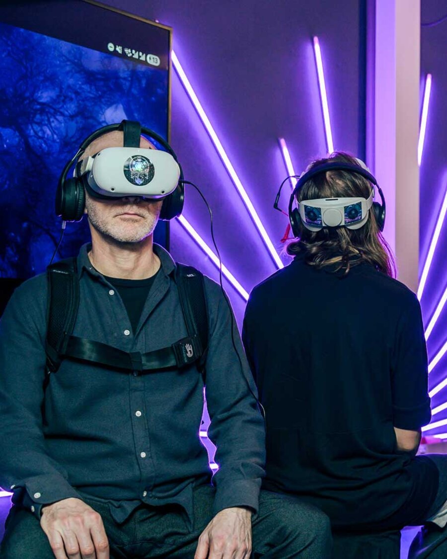 Besucherinnen des #ai_berlin Hubs mit VR-Brillen, Brain City Berlin