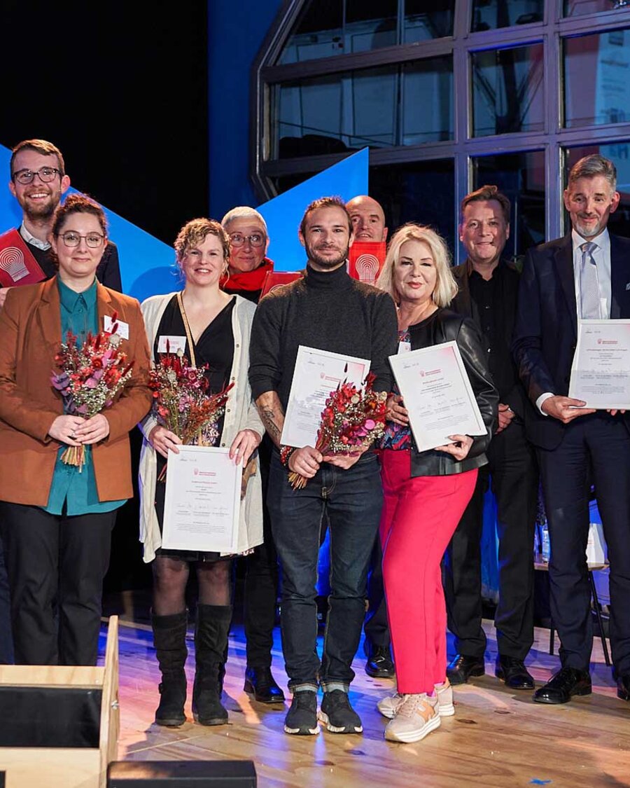 Gruppenfoto der Gewinner:innen des Innovationspreises Berlin Brandenburg 2024, Brain City Berlin
