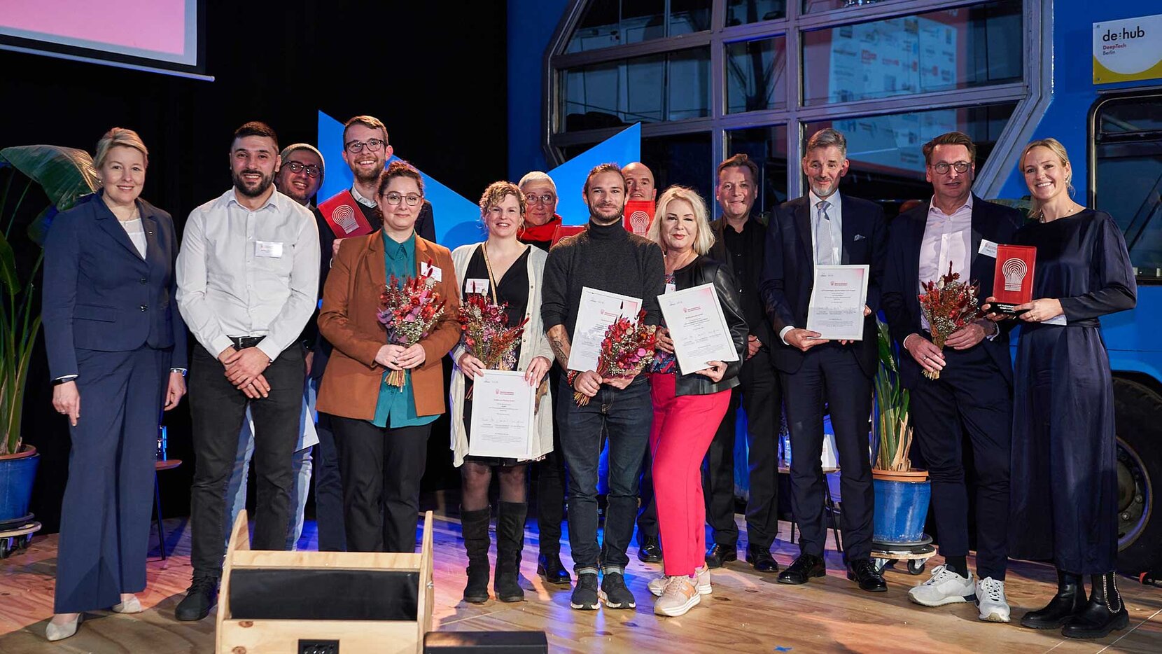 Gruppenfoto der Gewinner:innen des Innovationspreises Berlin Brandenburg 2024, Brain City Berlin