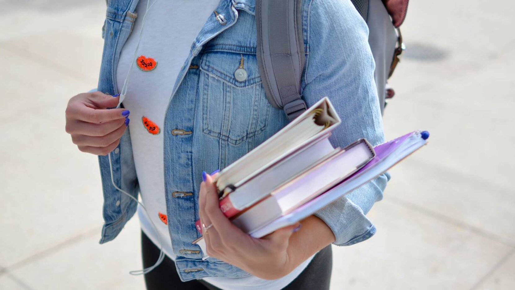 Studentin mit Büchern, Brian City Berlin