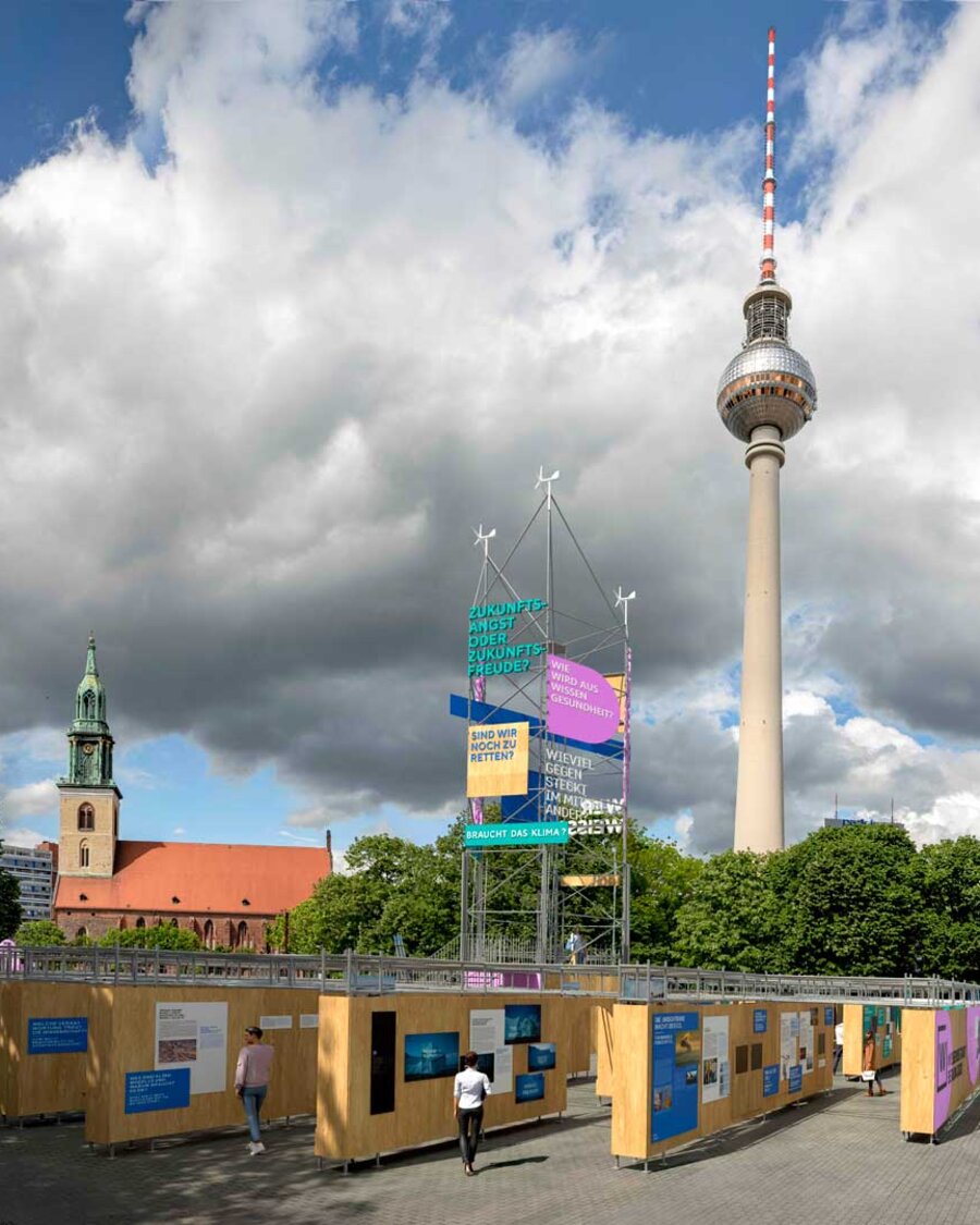 Open-Air-Ausstellung "Wissensstadt Berlin 2021" vor dem Roten Rathaus.