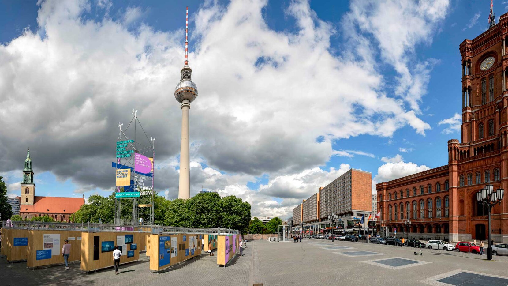 Open-Air-Ausstellung "Wissensstadt Berlin 2021" vor dem Roten Rathaus.