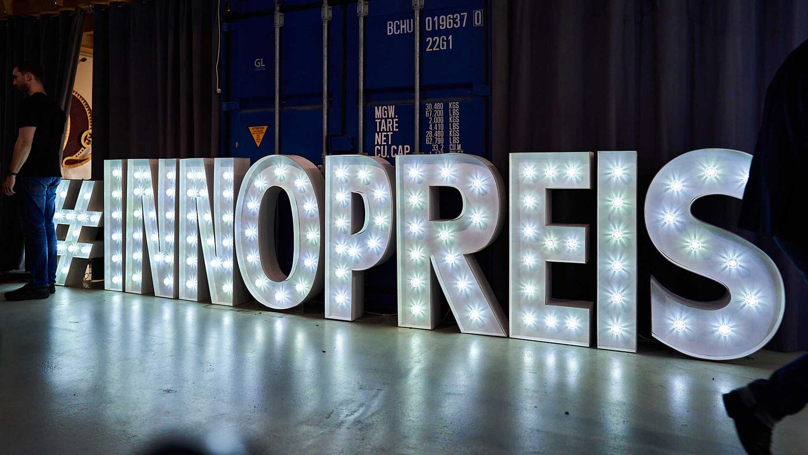 Innovationspreis Berlin Brandenburg 2025, Schriftzug in Leuchtbuchstaben