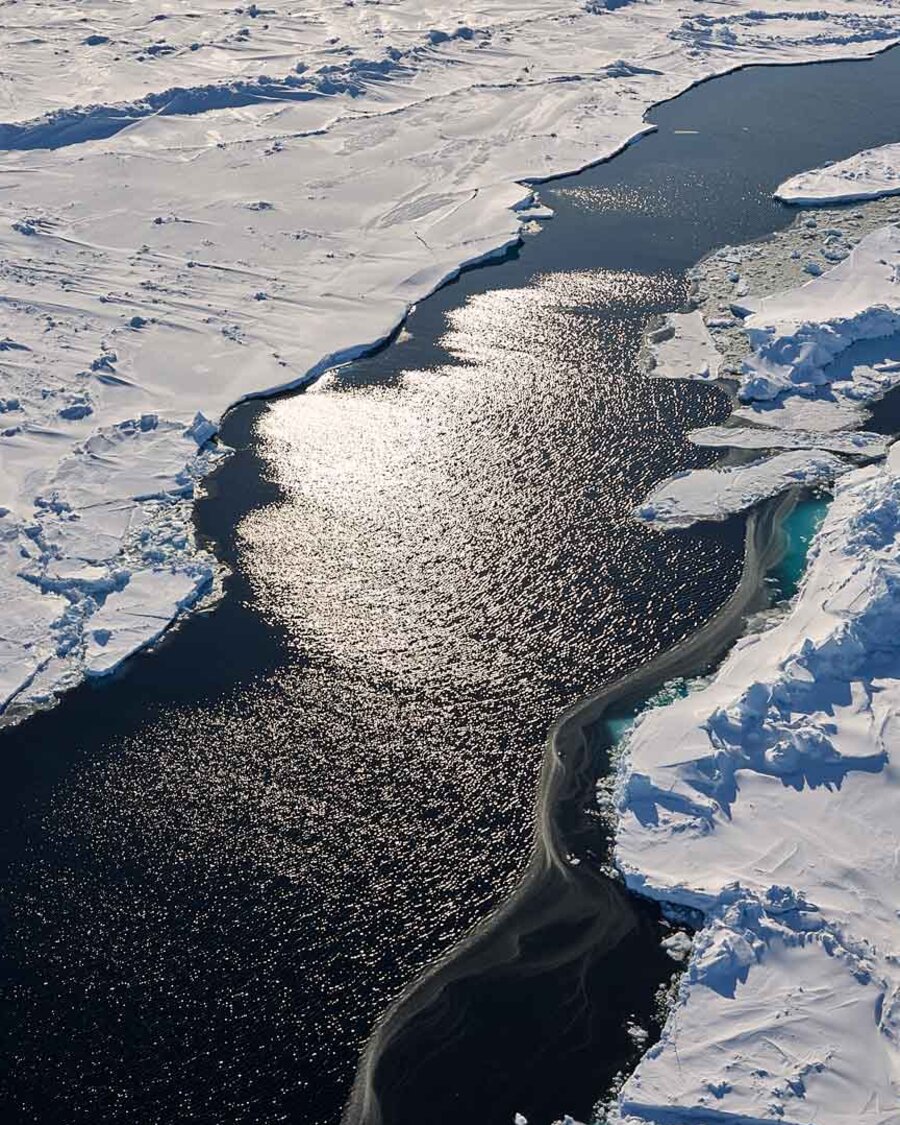 Das Ewige Eis schmilzt: Eisrinne im nördlichen Polarmeer.