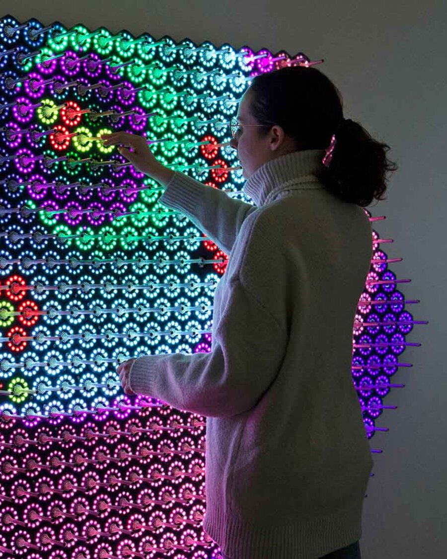 Frau vor der interaktiven Lichtwand "Quantum jungle", Brain City Berlin
