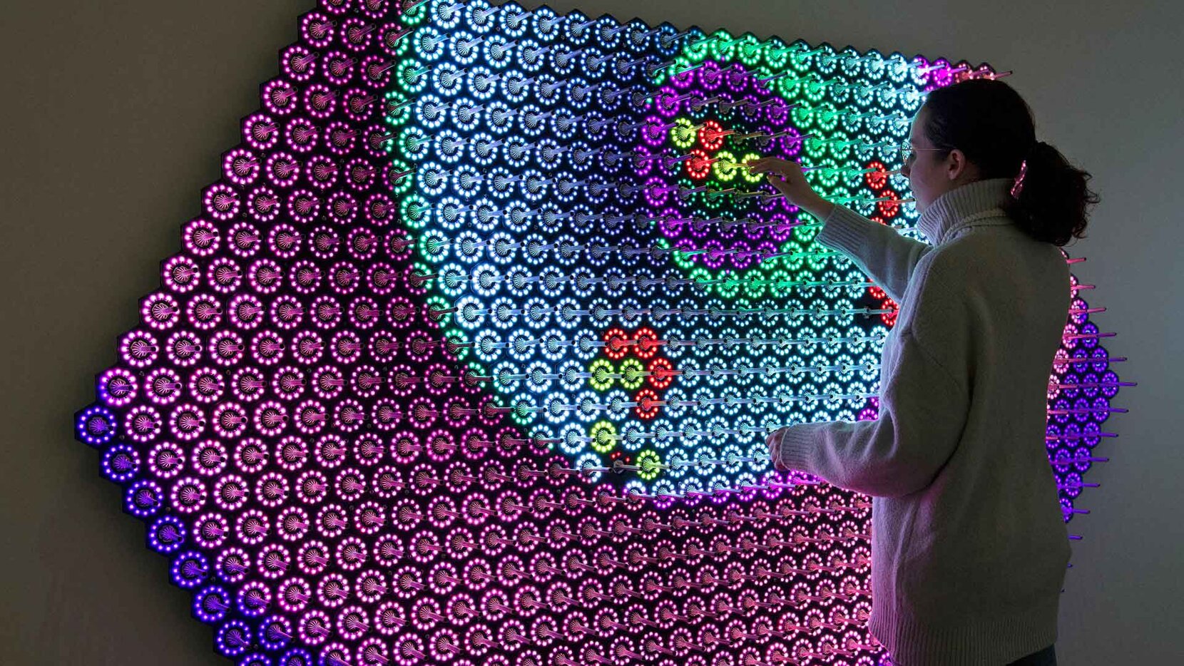 Frau vor der interaktiven Lichtwand "Quantum jungle", Brain City Berlin