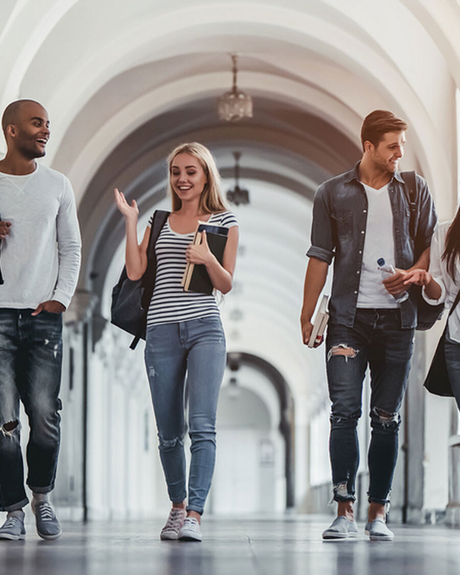 Studierende auf dem Weg zum Hörsaal