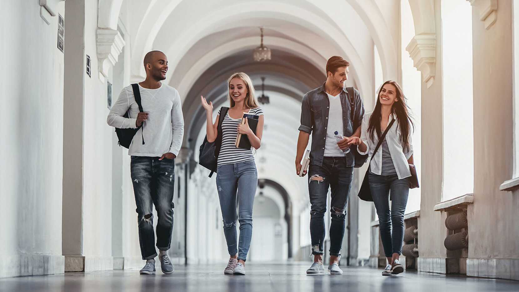 Studierende auf dem Weg zum Hörsaal
