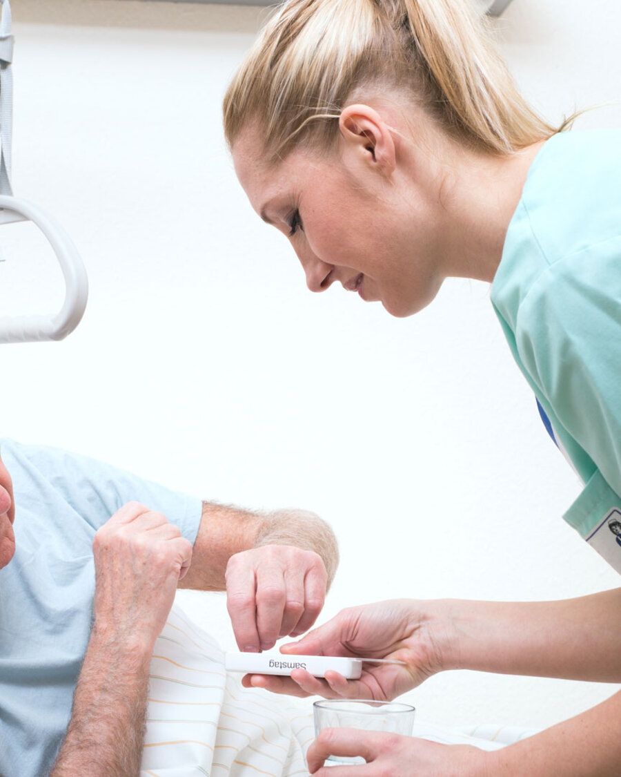 Pflegerein mit Senior
